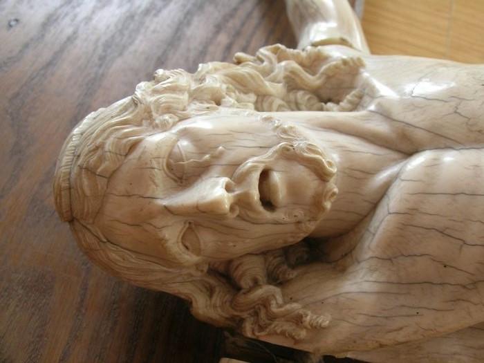 statue : Christ en croix, détail