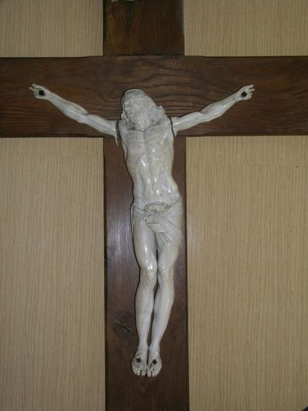 statue : Christ en croix, vue générale