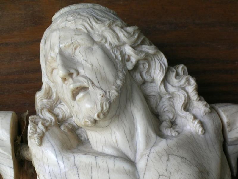 statue : Christ en croix, détail