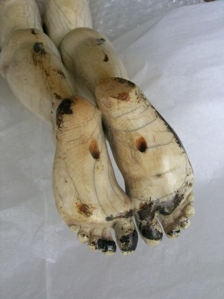 statue : Christ en croix, détail