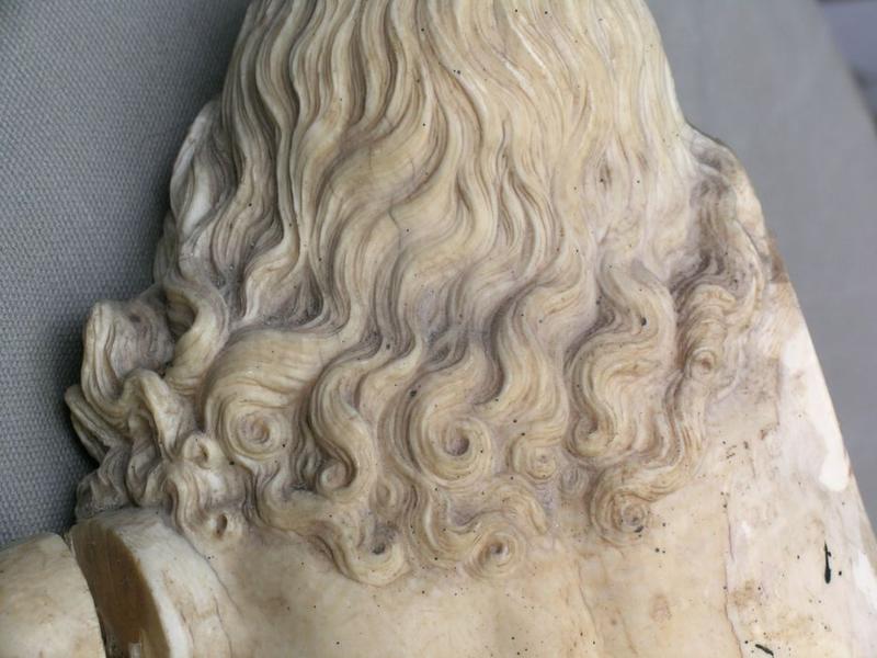 statue : Christ en croix, détail