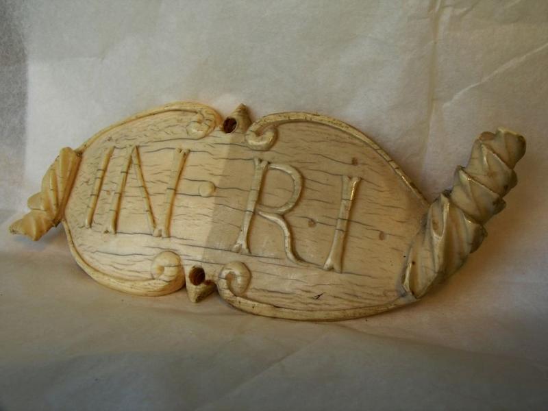 statue : Christ en croix, détail