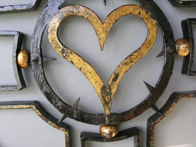 statue : Christ en croix, détail du support