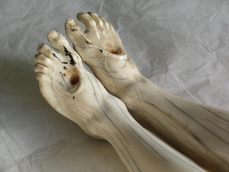 statue : Christ en croix, détail