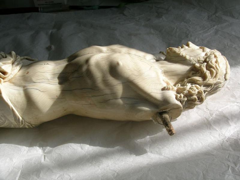 statue : Christ en croix, vue partielle