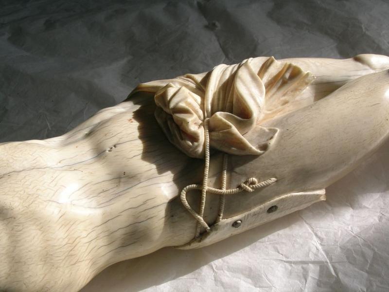 statue : Christ en croix, détail