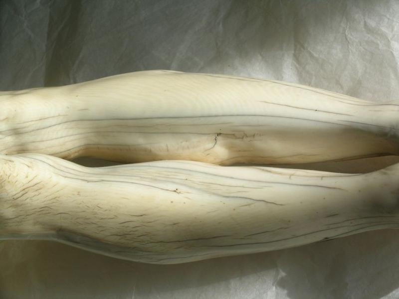 statue : Christ en croix, détail