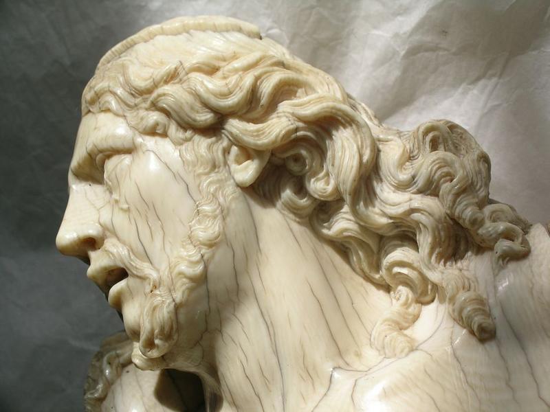 statue : Christ en croix, détail