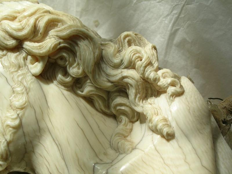 statue : Christ en croix, détail