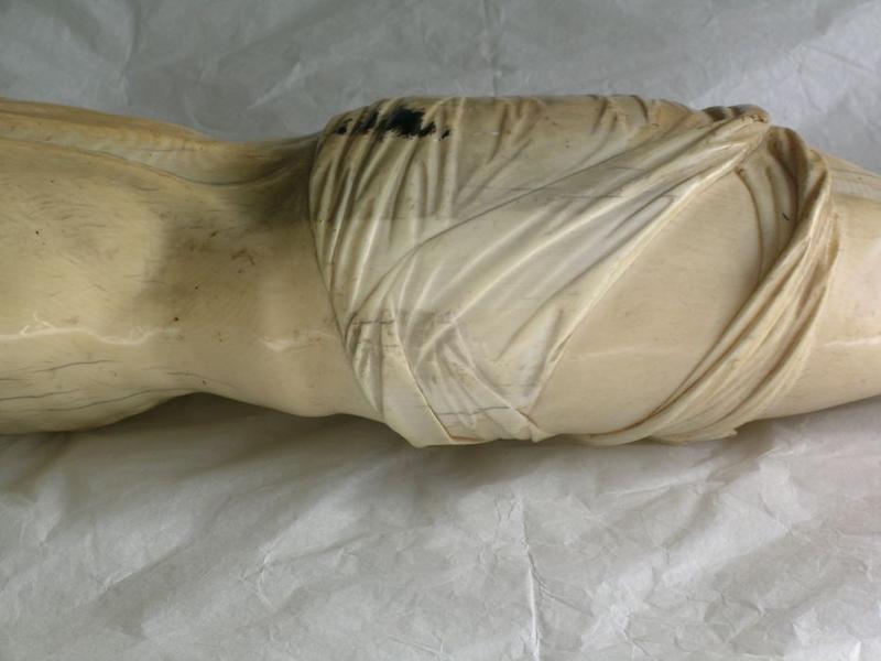 statue : Christ en croix, détail