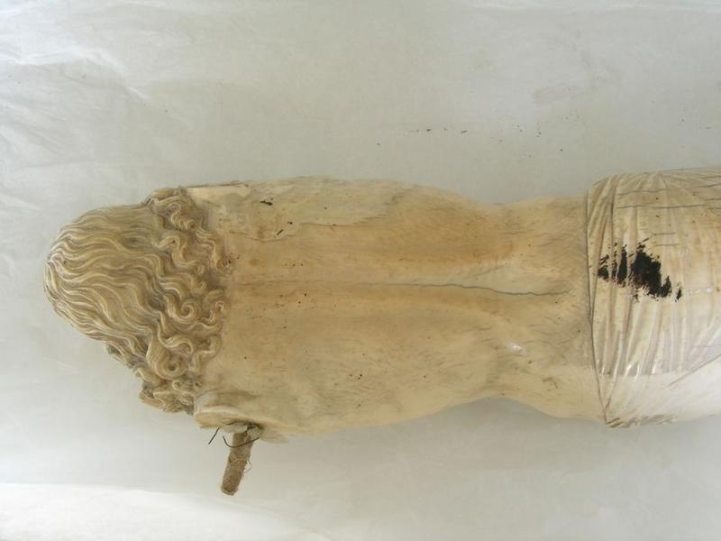 statue : Christ en croix, vue partielle