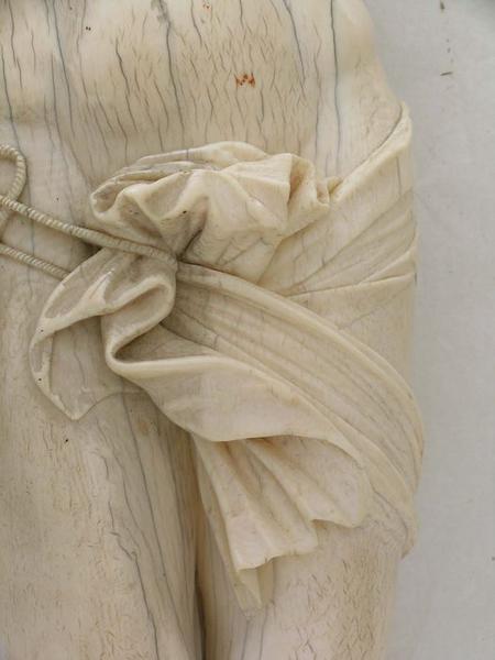 statue : Christ en croix, détail