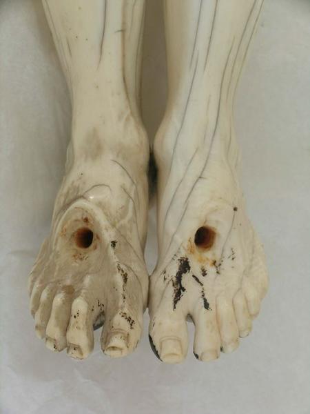 statue : Christ en croix, détail