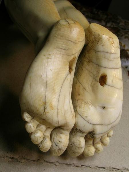 statue : Christ en croix, détail