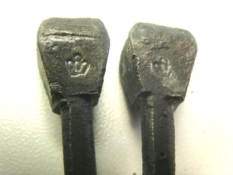 statue : Christ en croix, détail des clous