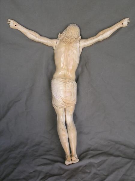 statue : Christ en croix, vue générale du revers