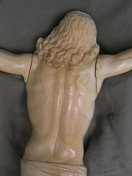 statue : Christ en croix, vue partielle du revers