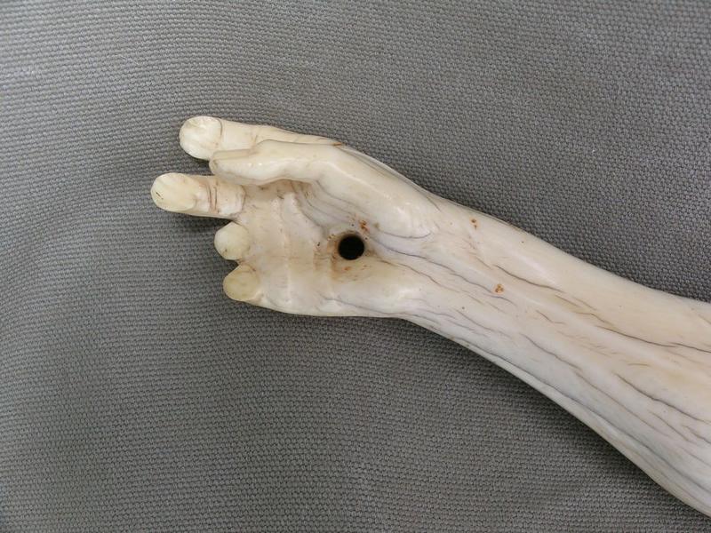 statue : Christ en croix, détail