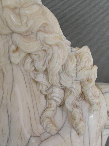 statue : Christ en croix, détail