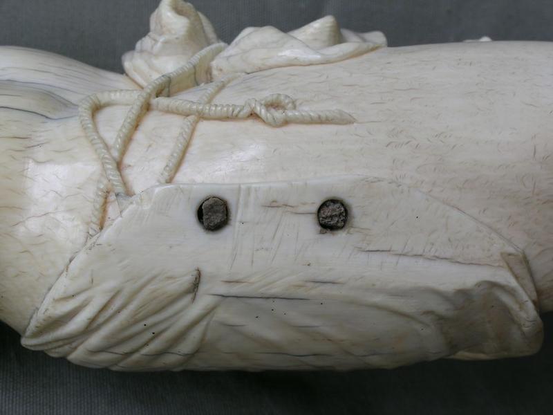 statue : Christ en croix, détail