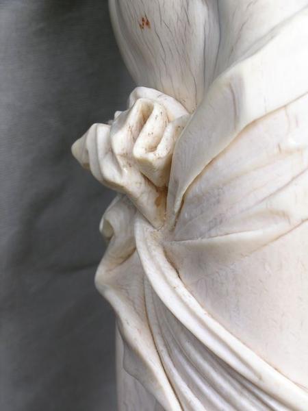 statue : Christ en croix, détail