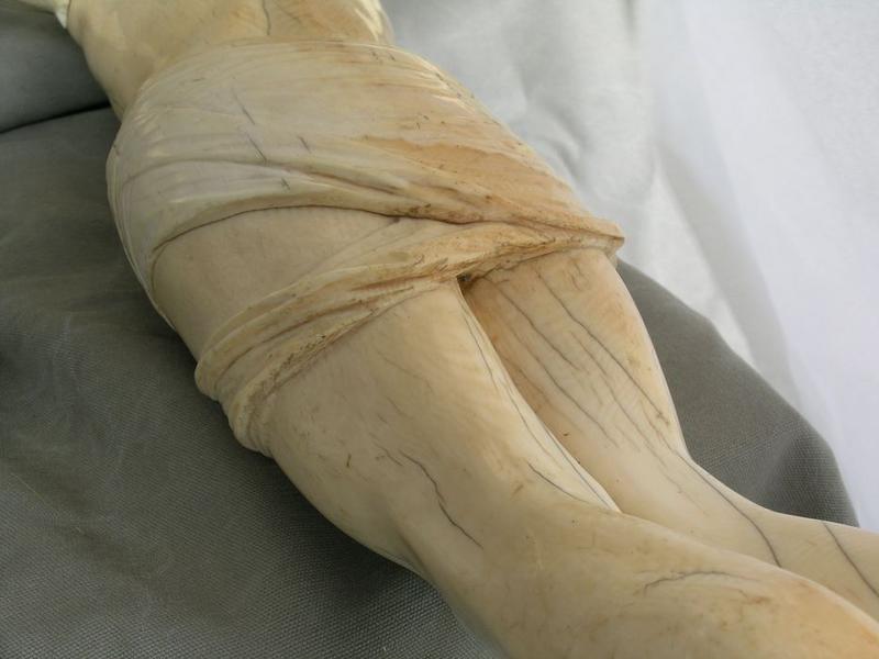 statue : Christ en croix, détail