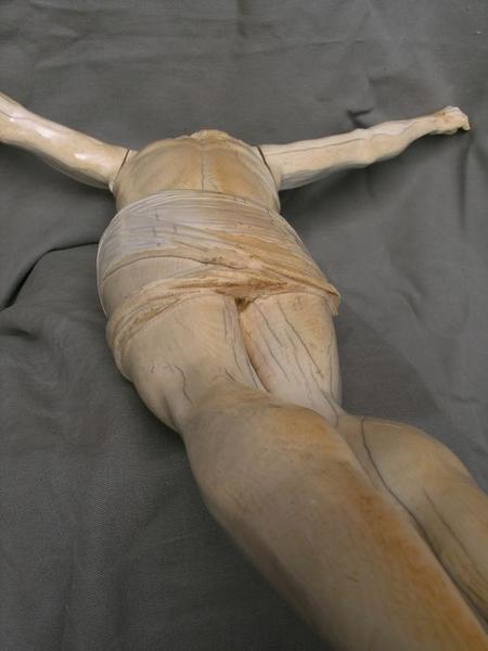 statue : Christ en croix, vue partielle du revers