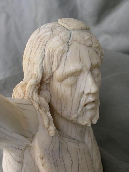 statue : Christ en croix, détail