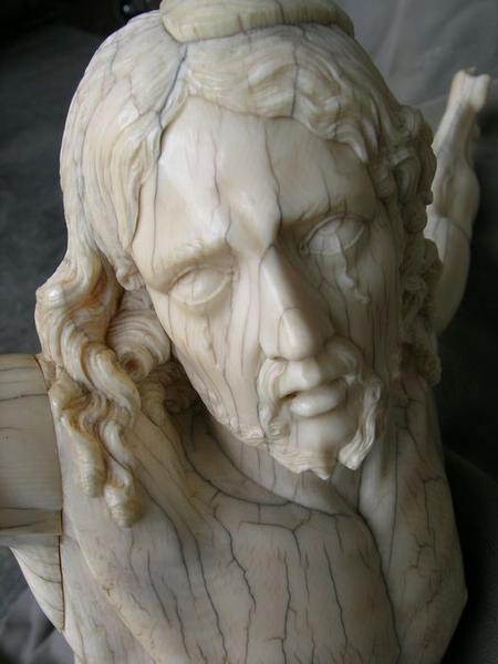 statue : Christ en croix, détail