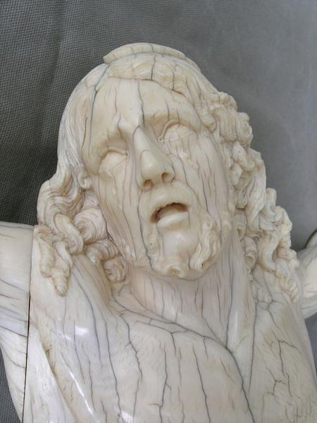 statue : Christ en croix, détail