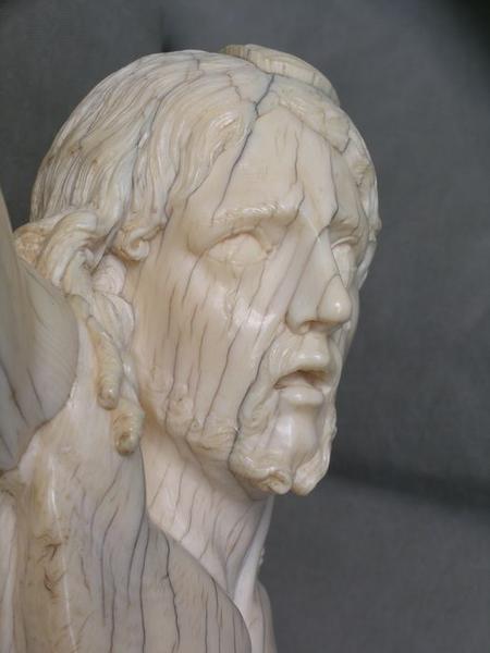 statue : Christ en croix, détail