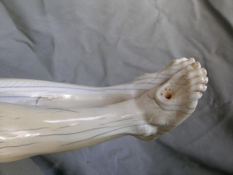 statue : Christ en croix, détail