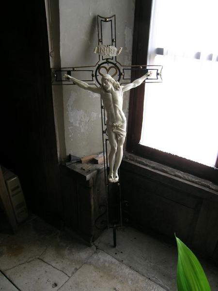 statue : Christ en croix, vue générale