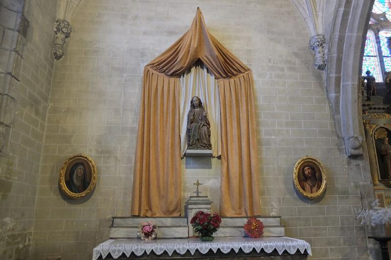 statue : Vierge à l'enfant assise, vue générale