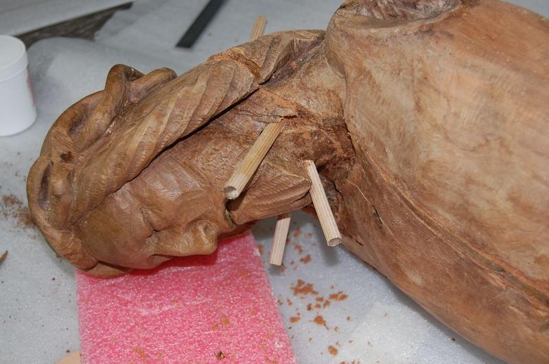 statue : Christ en croix, détail