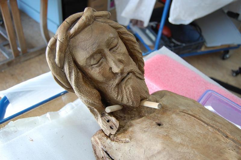 statue : Christ en croix, détail