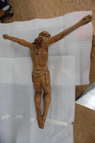 statue : Christ en croix, vue générale du revers