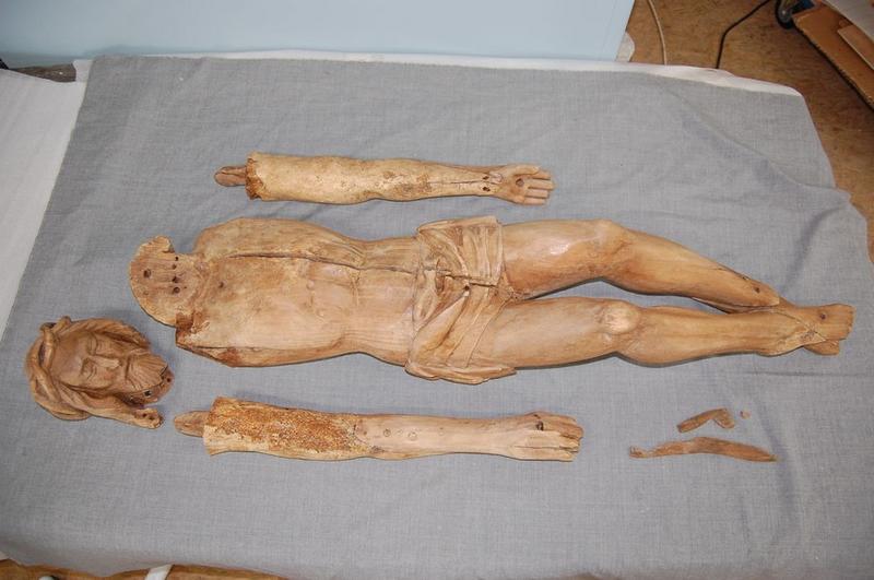 statue : Christ en croix, vue générale