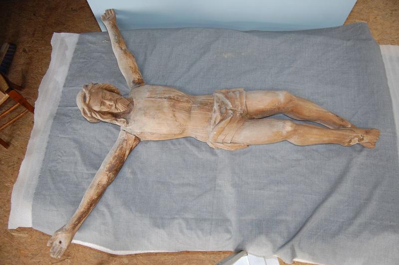 statue : Christ en croix, vue générale