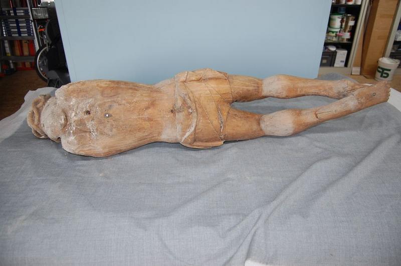 statue : Christ en croix, vue générale du revers