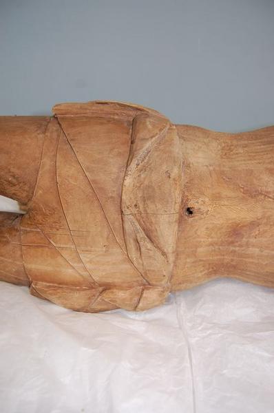 statue : Christ en croix, détail