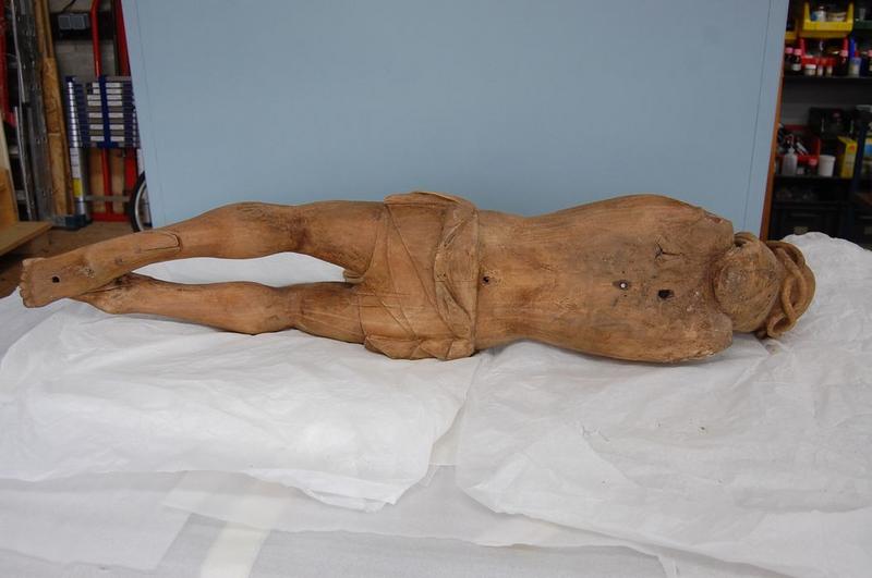 statue : Christ en croix, vue générale du revers