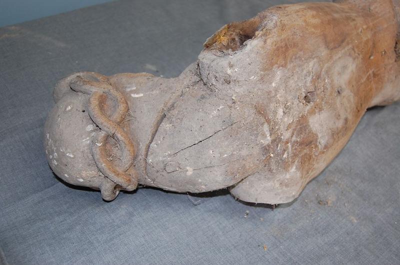 statue : Christ en croix, détail