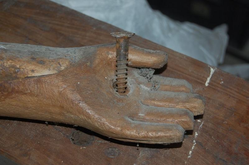 statue : Christ en croix, détail