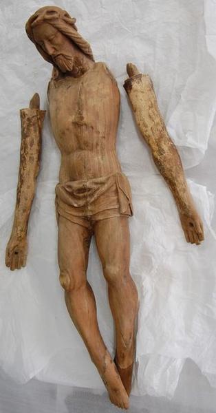 statue : Christ en croix, vue générale