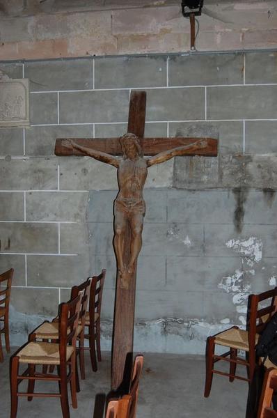 statue : Christ en croix, vue générale