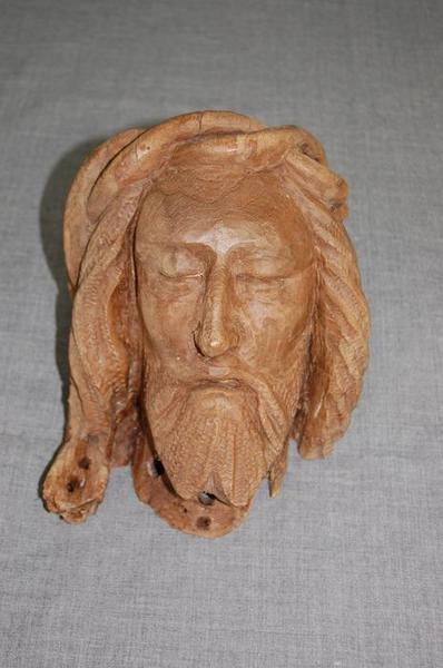 statue : Christ en croix, détail