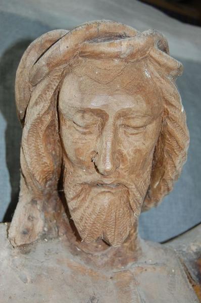 statue : Christ en croix, détail