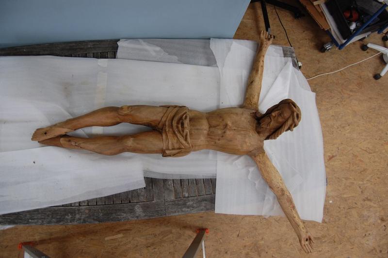 statue : Christ en croix, vue générale