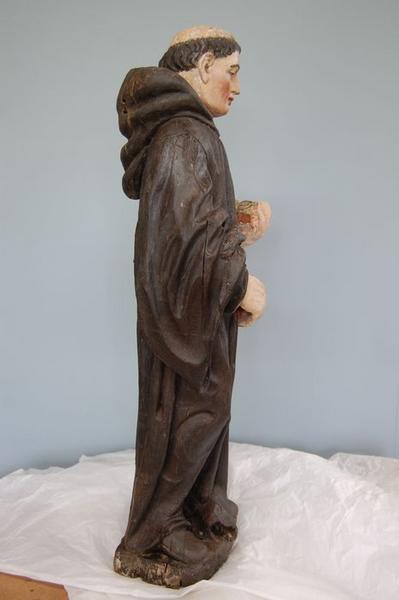 statue : saint Benoît, profil droit, vue générale